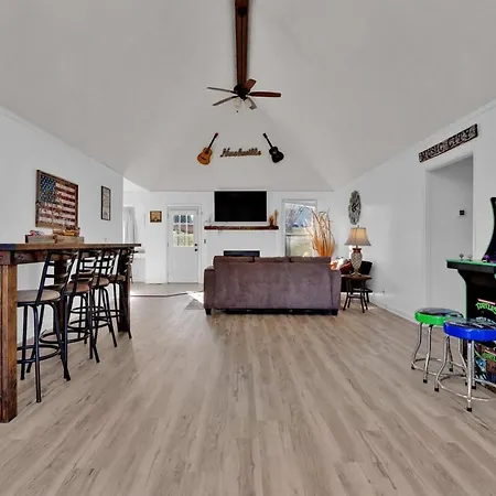 8 Beds! Spacious Abode Ideal For Larger Groups!